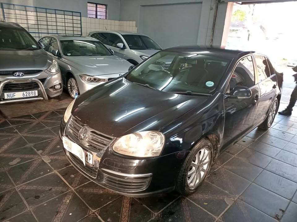 2010 Vw jetta 6 1.6 Petrol,Manual  Black color 110.000km