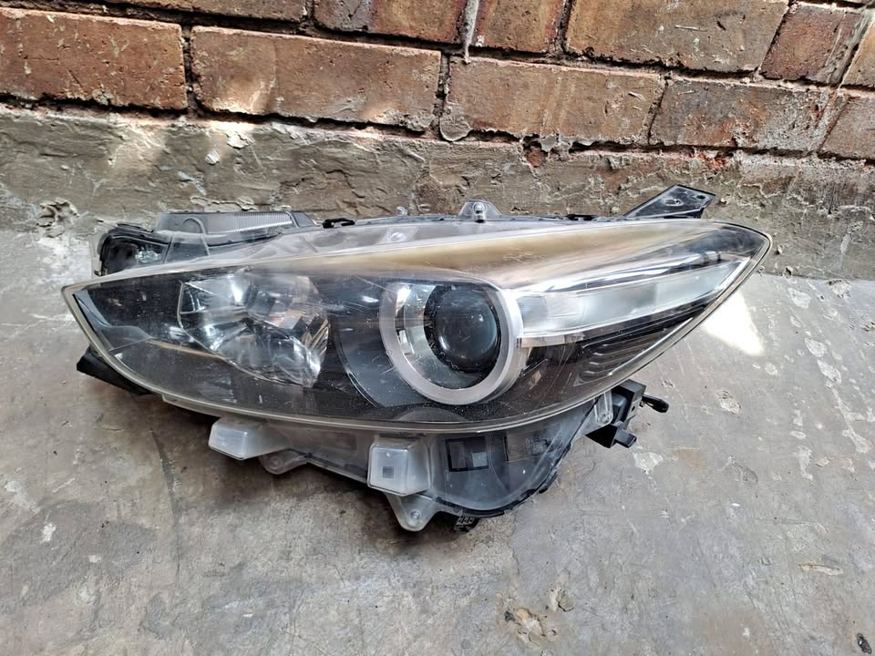 MAZDA CX3 LEFT SIDE HEADLIGHT - Private Seller MAZDA CX3 LEFT SIDE HEADLIGHT - Private Seller