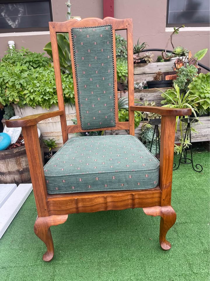 Antique queen Ann comfy chair Antique queen Ann comfy chair