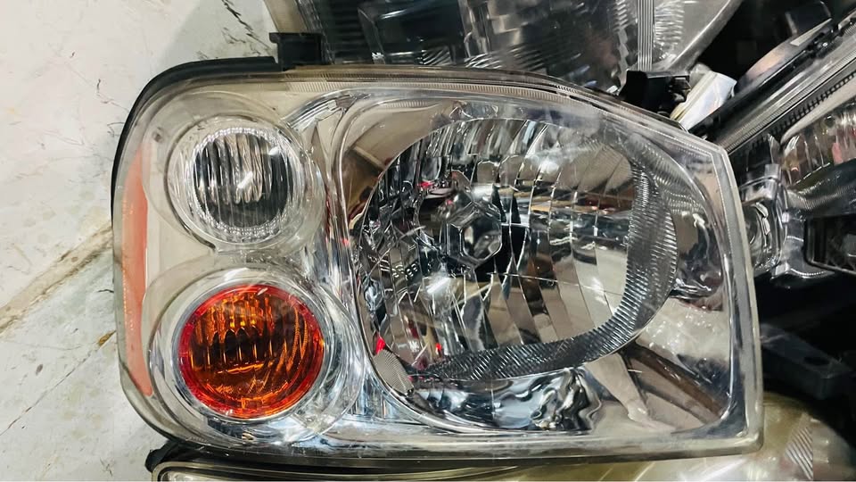 Nissan NP300 headlight - Private Seller Nissan NP300 headlight - Private Seller