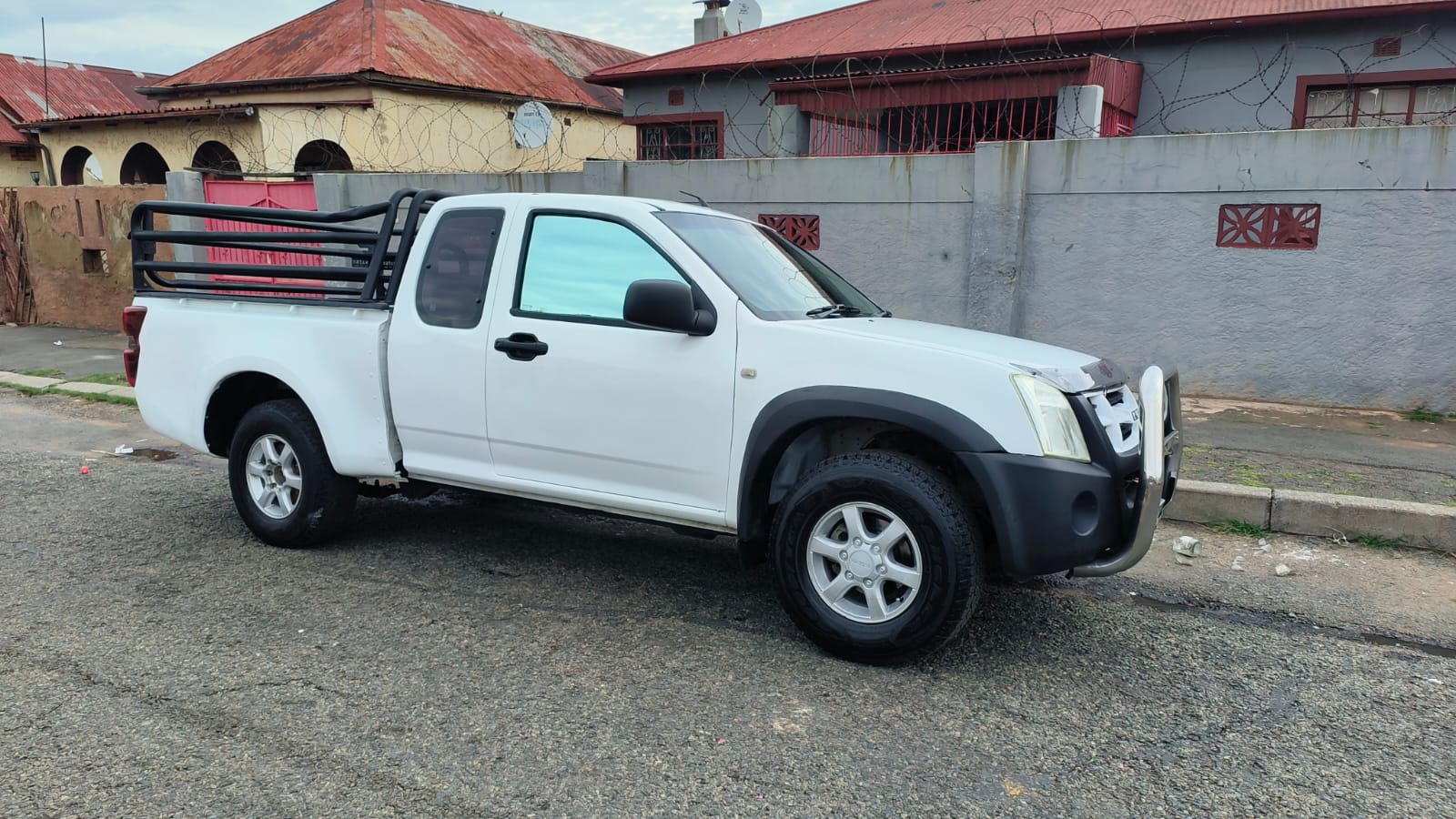 2011 Isuzu KB250 SuperCab Extended Bakkie Manual Fabric Seats Good Ord