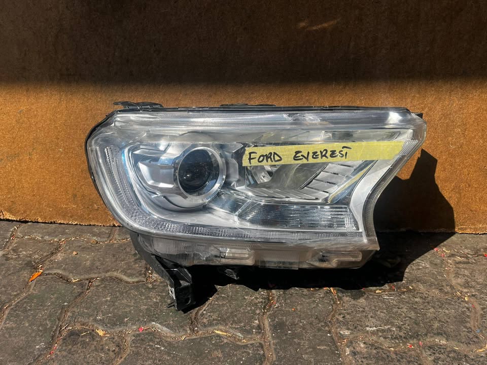 Ford Everest Headlight - Private Seller Ford Everest Headlight - Private Seller