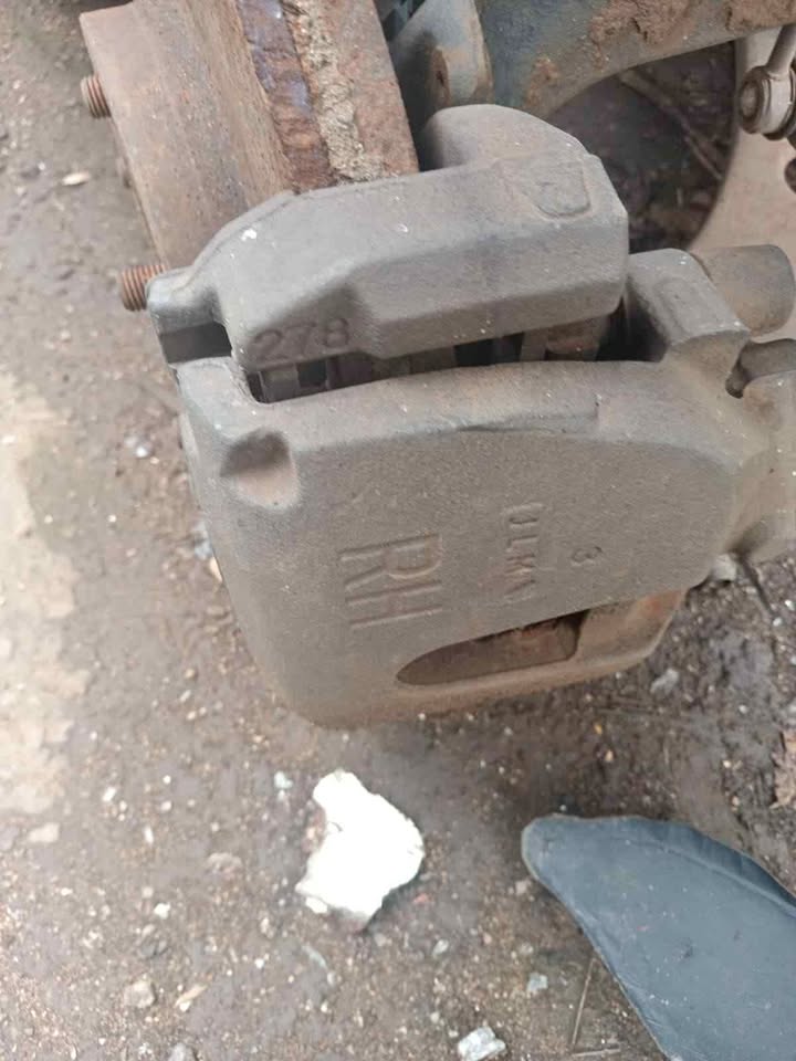 Ford focus 2.0 right front brake caliper - Private Seller Ford focus 2.0 right front brake caliper - Private Seller