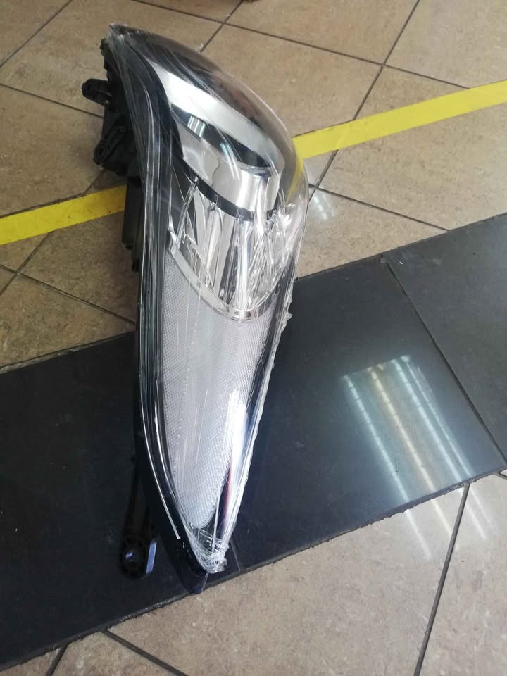 Hyundai elentra 2011 to 2013 headlight - Private Seller Hyundai elentra 2011 to 2013 headlight - Private Seller