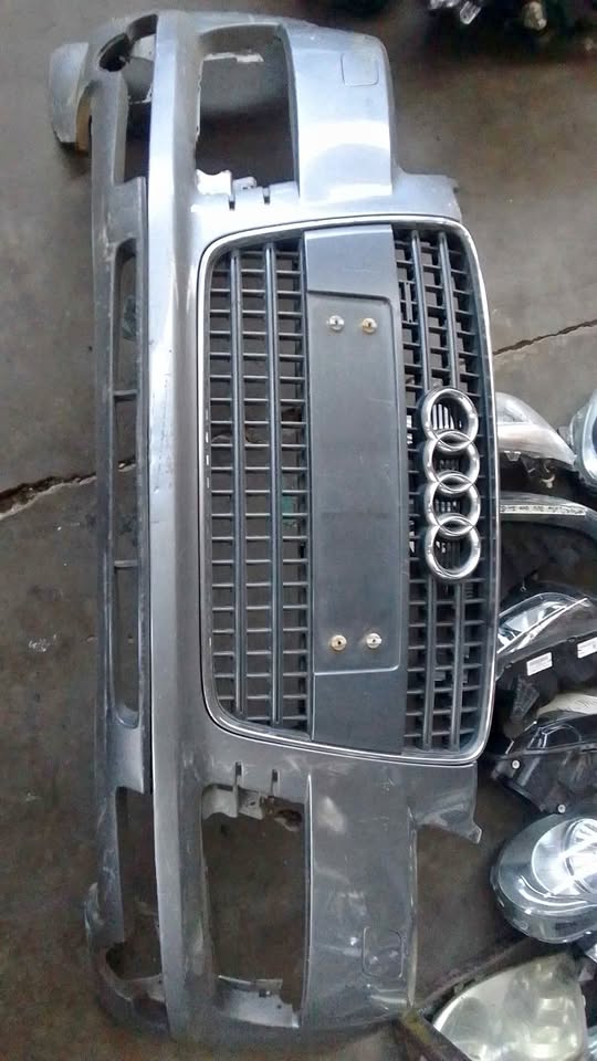 AUDI Q7 bumper and grill