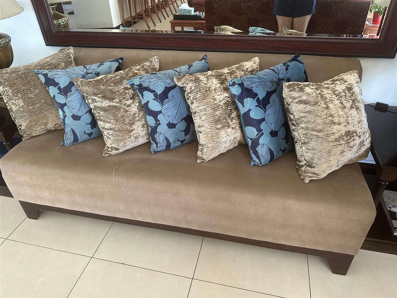 Face display couch Face display couch