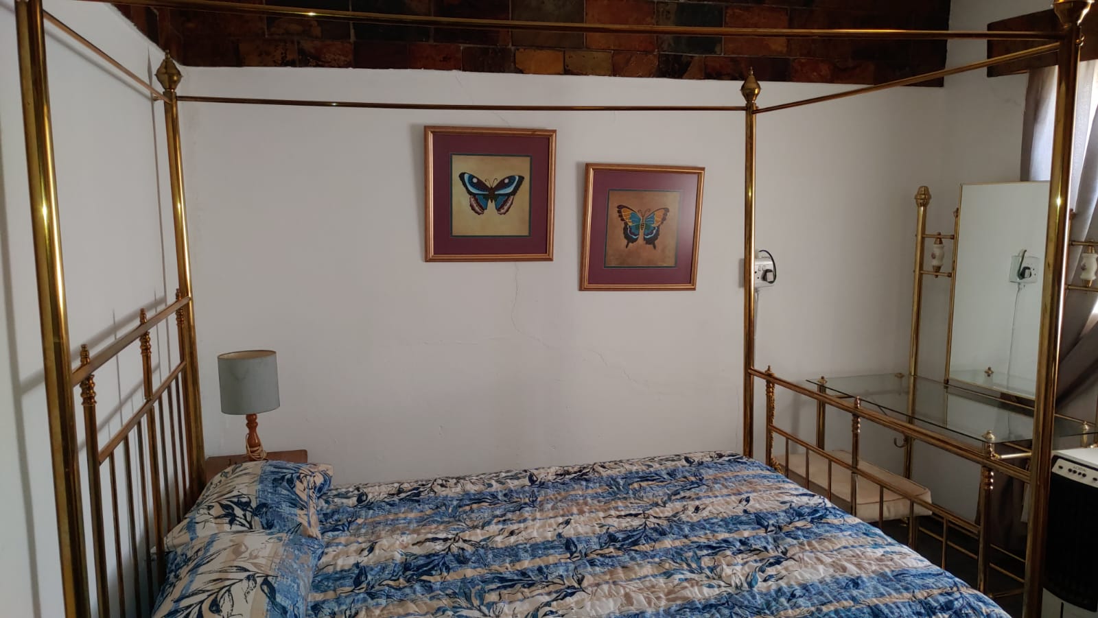 Vintage Double Canopy Bed Suite