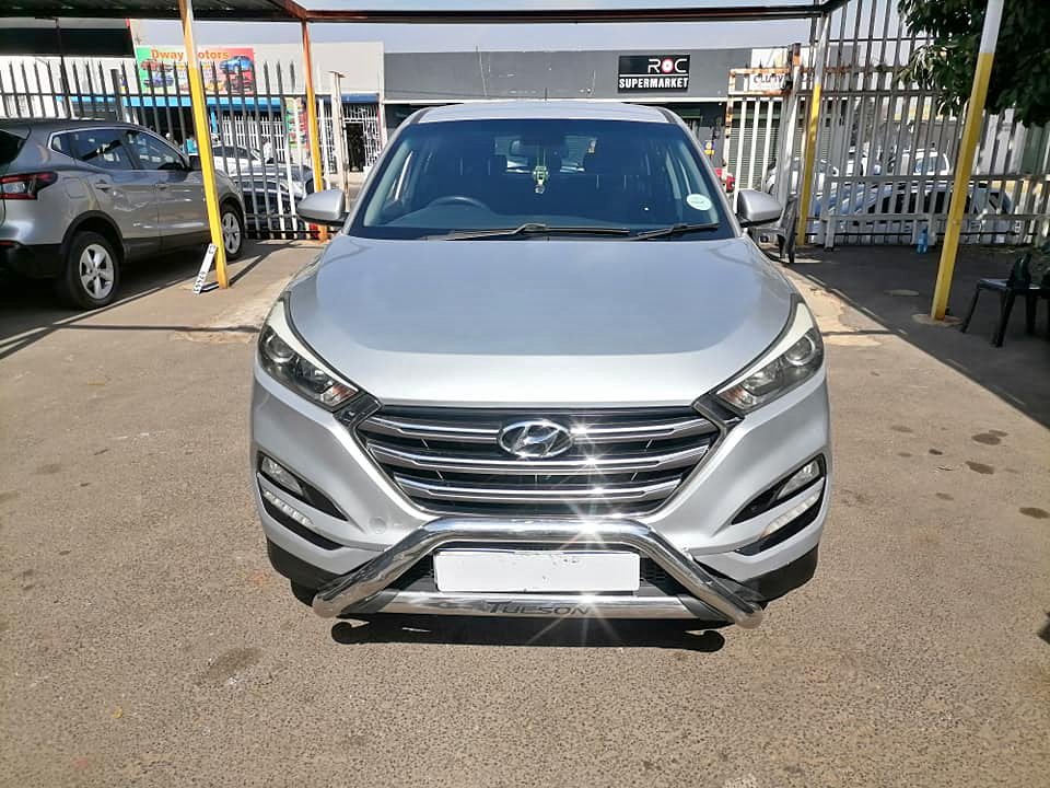 2017 Hyundai Tucson 2.0 with a leather seat and Service history