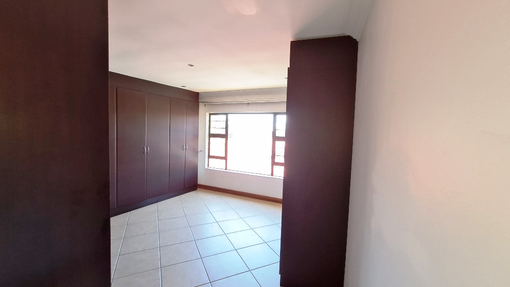 Stunning Huge House 550 Squares  For R6000 per Square  Boomed Area centurion