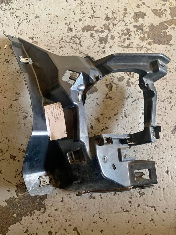 BMW F20 bumper brackets preface RHS