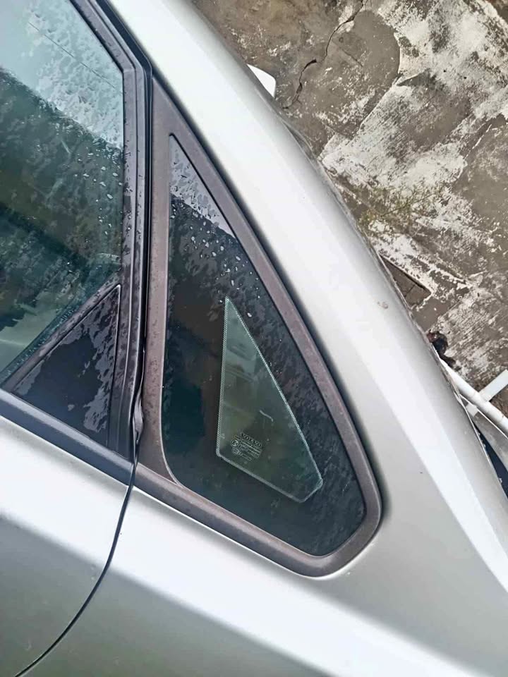 Volvo S40 2.0 2007 left rear ¼ glass