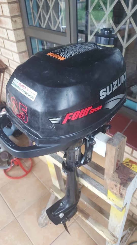 2.5 Suzuki 4 stroke motor for sale in excellent condition