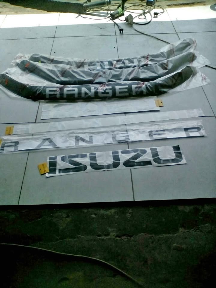 Stickers and bonnet guard for Ranger, Hilux and Isuzu - Private Seller
