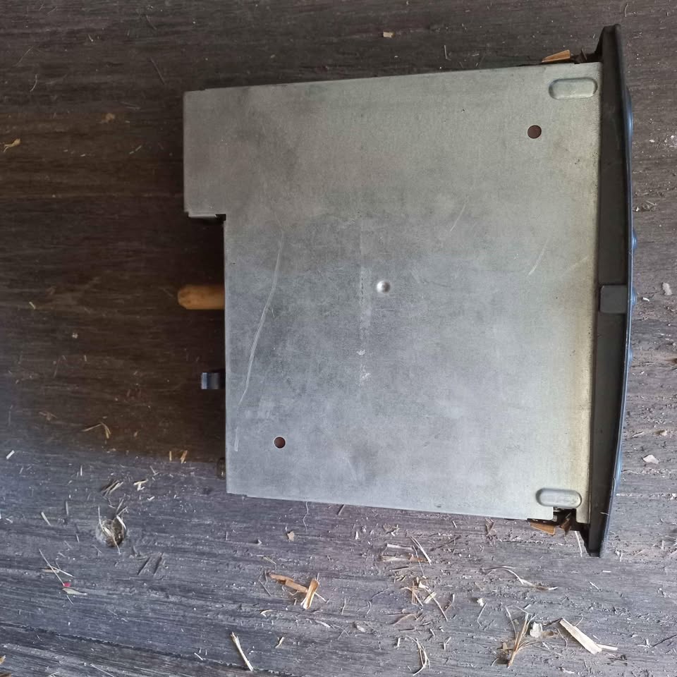 Renault Megane 2 standard radio - Private Seller