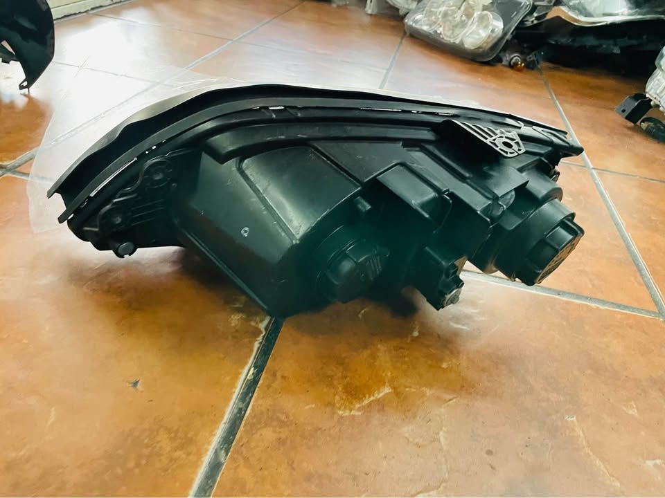 Kia Sorento headlight 2009 - Private Seller Kia Sorento headlight 2009 - Private Seller