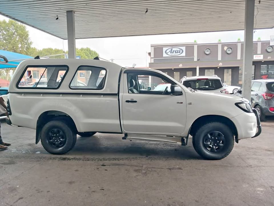 2009 TOYOTA HILUX 2.5 D4D S/C 4X2 Transmission: Manual  Mileage: 127000km Fueltype: Diesel  White