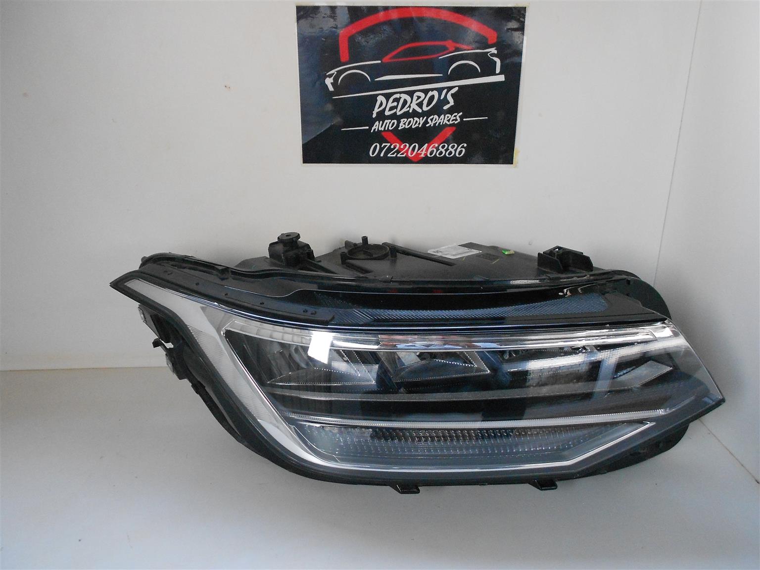 VW Tiguan headlight - Private Seller VW Tiguan headlight - Private Seller