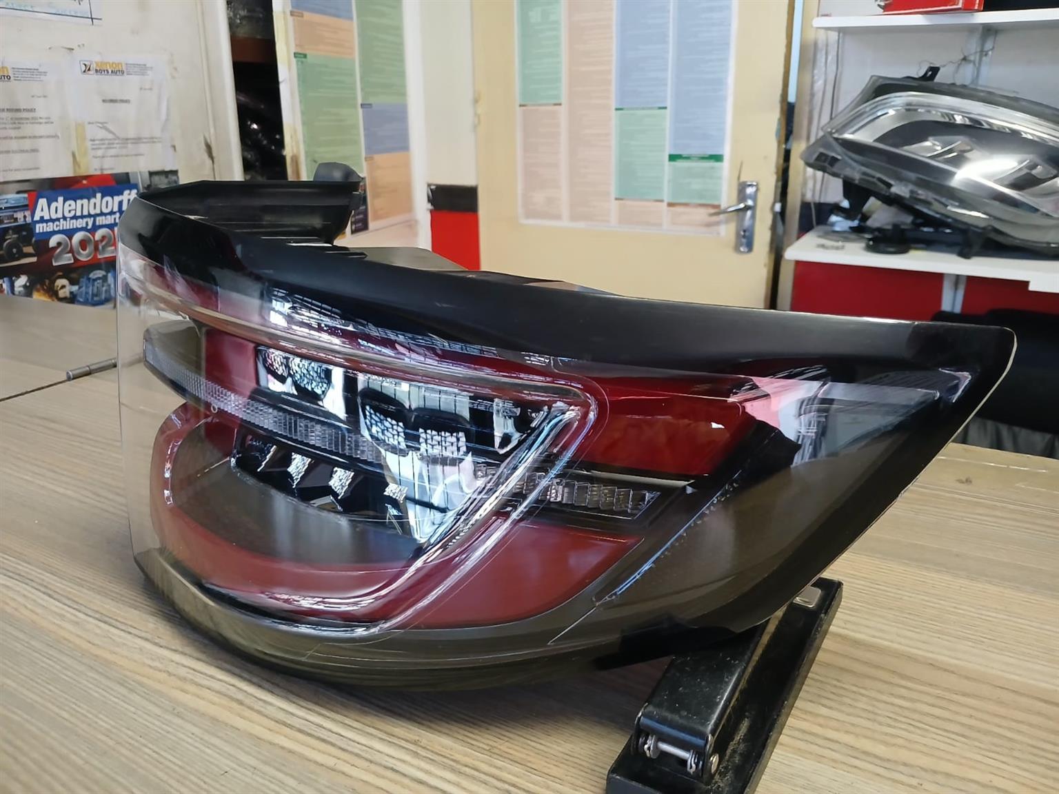 2022 LAND ROVER DESCOVERY SPORT RIGHT OUTER TAILLIGHT IN IMMACULATE CONDITON - Private Seller