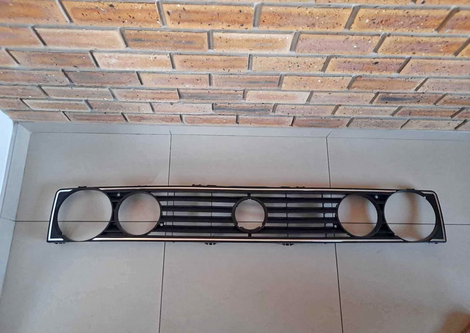 VW GOLF  1 BRAND NEW FRONT GRILLES FORSALE