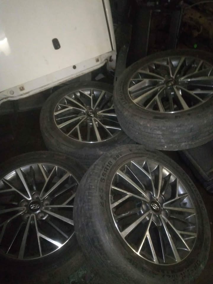 Hyundai Tucson complete tire Rims - Private Seller