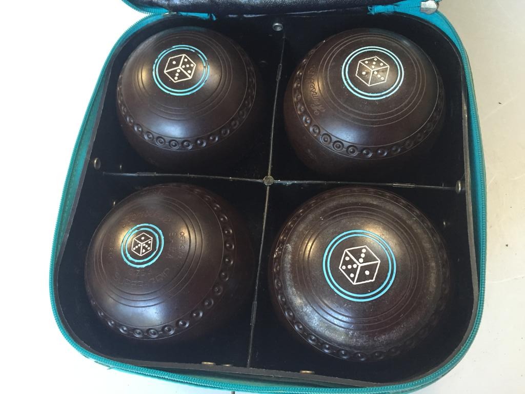 Henselite Size 3 Lawnbowls with spacious carry bag