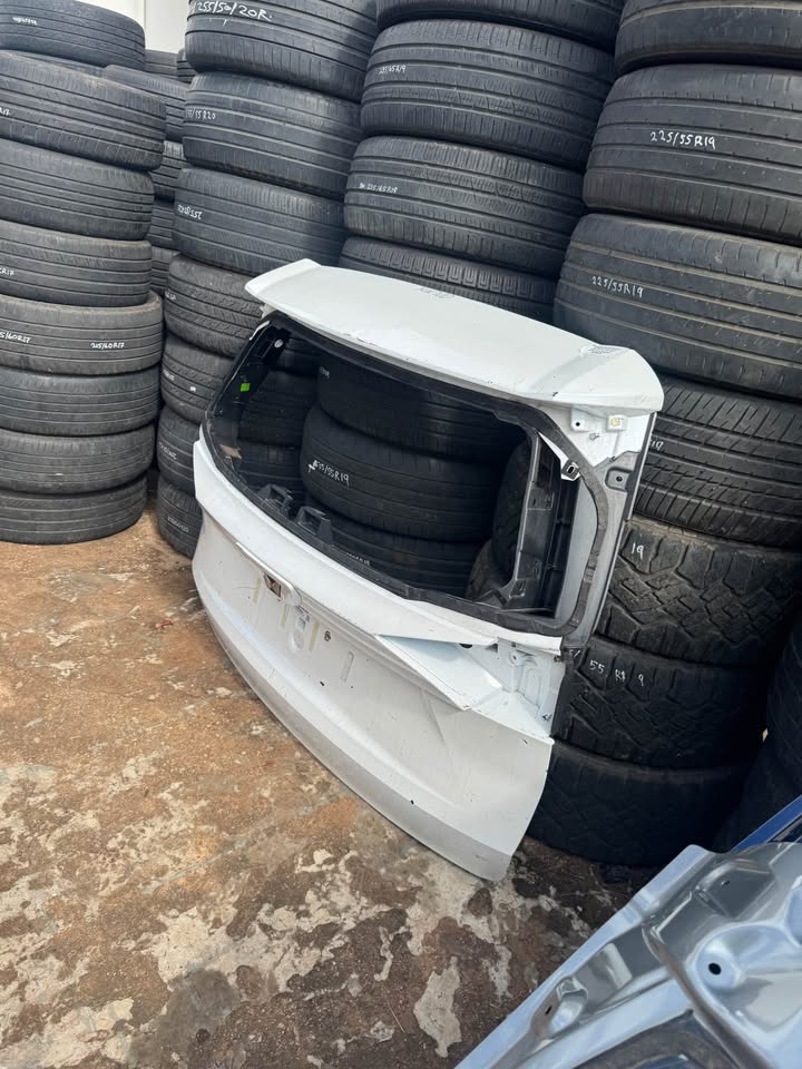 Mahindra XUV700 Tailgate Boot Lid - Private Seller Mahindra XUV700 Tailgate Boot Lid - Private Seller