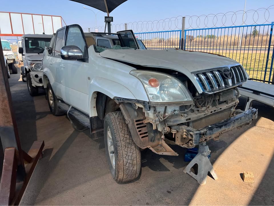 2003 TOYOTA PRADO 4.0 v6 (1GR) stripping for spares call or whatsapp  or - Private Seller