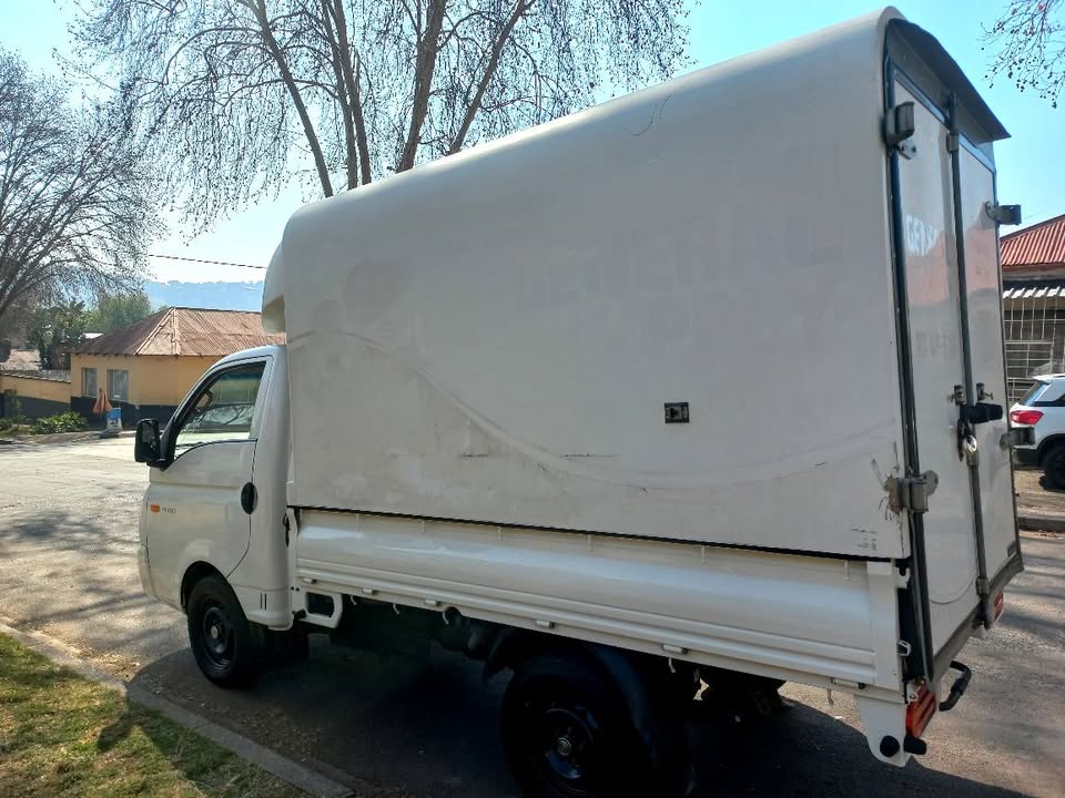 2017 HYUNDAI H100 BAKKIE 2.6 DIESEL IN EXCELLENT CONDITION WITH CANOPY IN EXCELLENT CONDITION