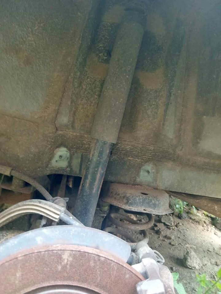 Volvo S40 2.0 2007 left rear shock selling for r750