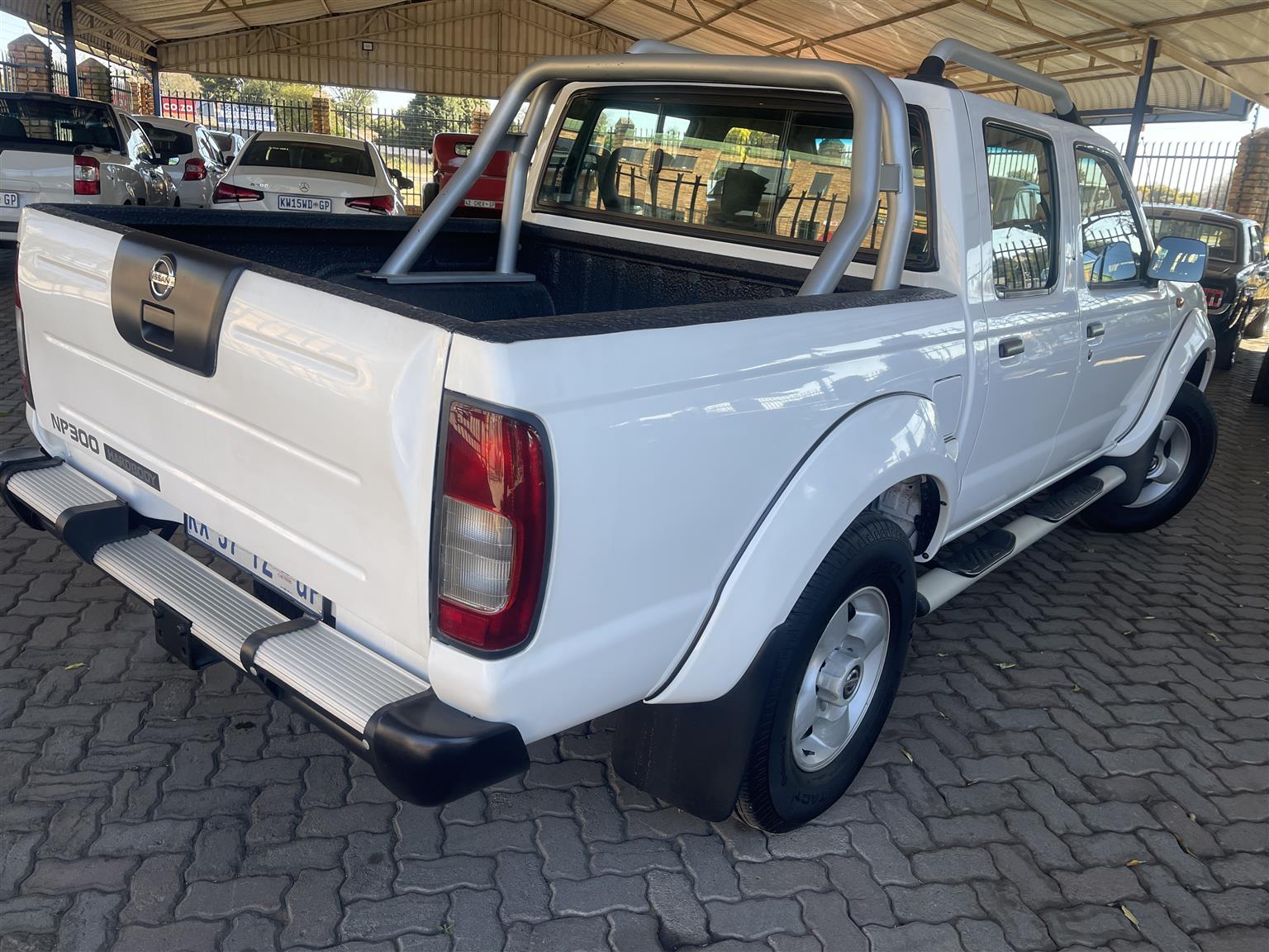 nissan np300 2.4i hi rider double cab bakkie
