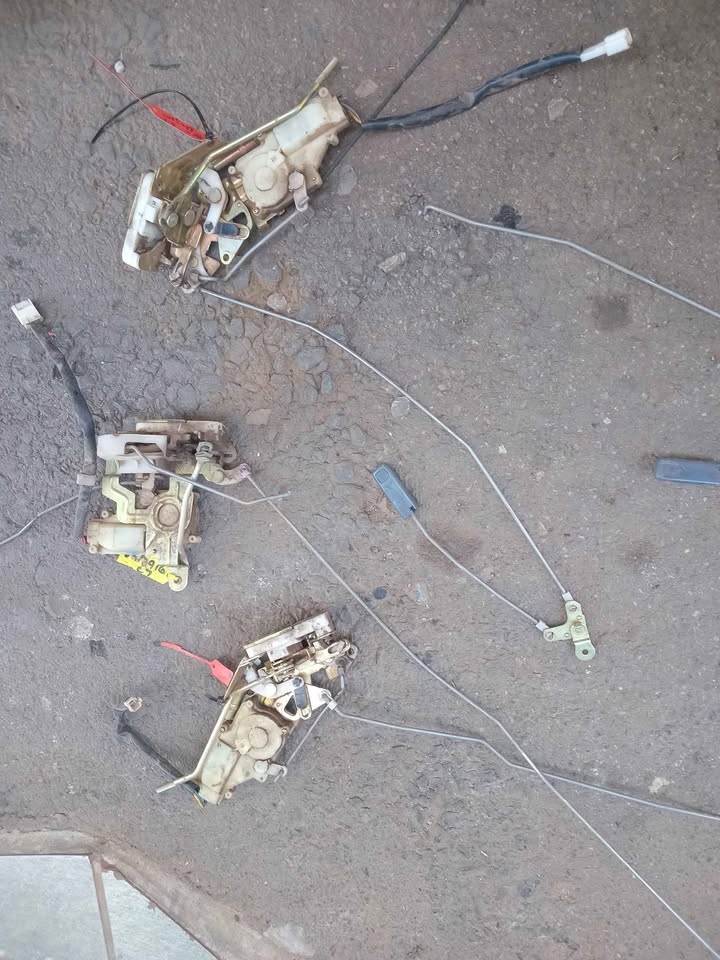 2003 ford ranger Wl 2.5 door lock mechanism for sale WhatsApp or cell - Private Seller