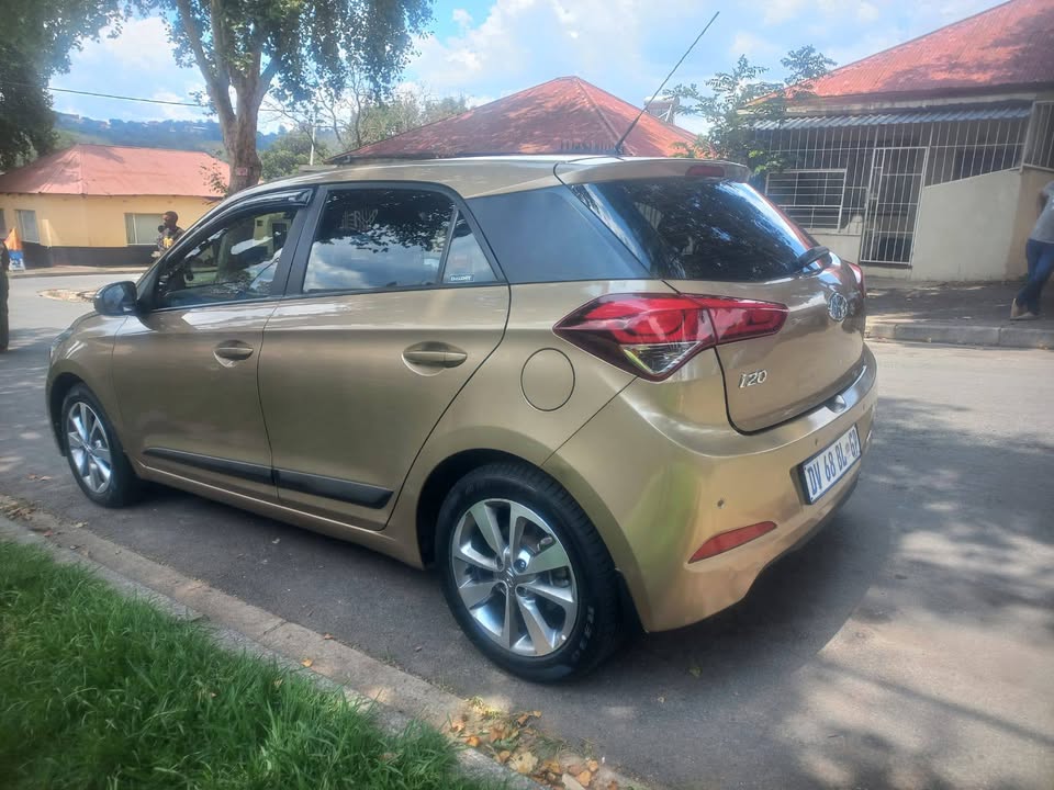 Hyundai i20 1.4 petrol, 2015 Model, Automatic, Gold color, mileage