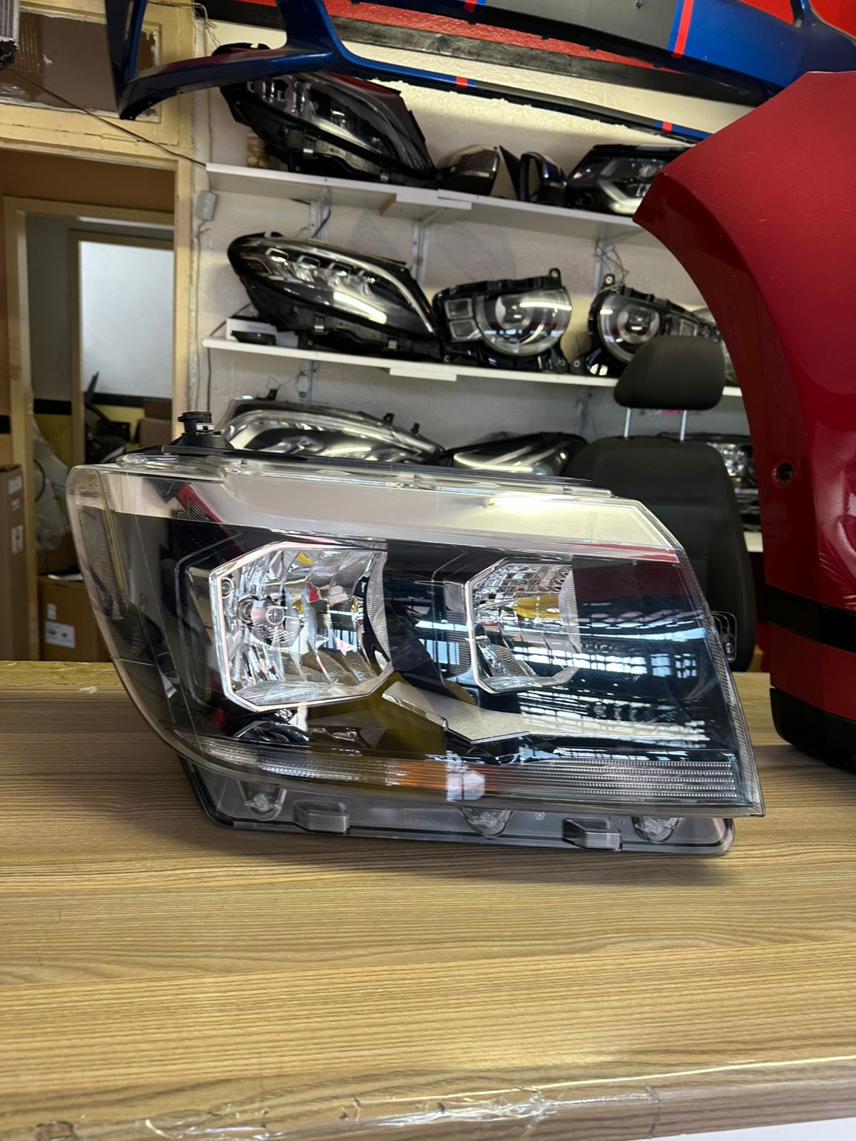 2020 VW CRAFTER HEADLIGHT RIGHTSIDE IN IMMACULATE CONDITION FOR SALE - Private Seller 2020 VW CRAFTER HEADLIGHT RIGHTSIDE IN IMMACULATE CONDITION FOR SALE - Private Seller