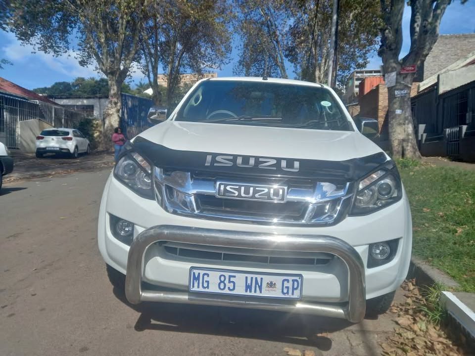 2013 Isuzu KB300 DTEQ DIESEL,  DOUBLE CAB BAKKIE, MANUEL, WHITE 2013 Isuzu KB300 DTEQ DIESEL,  DOUBLE CAB BAKKIE, MANUEL, WHITE