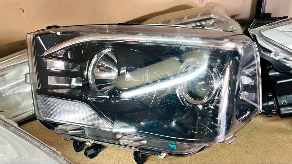 MAHINDRA SCORPIO HEADLIGHT - Private Seller MAHINDRA SCORPIO HEADLIGHT - Private Seller