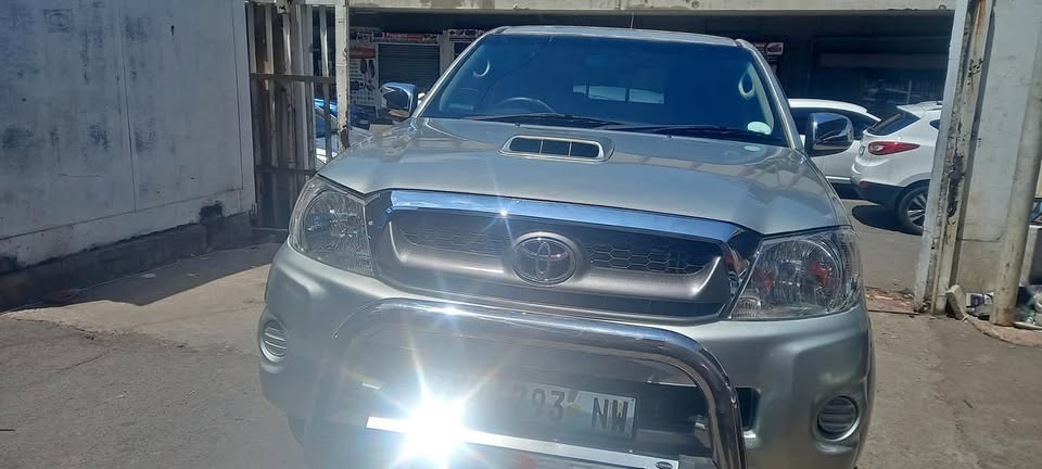 2008 TOYOTA HILUX 3.0 D4D 4X2 DIESEL DOUBLE CAB, MANUAL, SILVER GOLD COLOUR