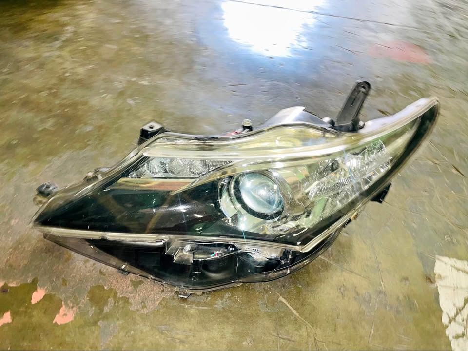 TOYOTA AURIS Hatchback Headlight 2013-2015 - Private Seller TOYOTA AURIS Hatchback Headlight 2013-2015 - Private Seller