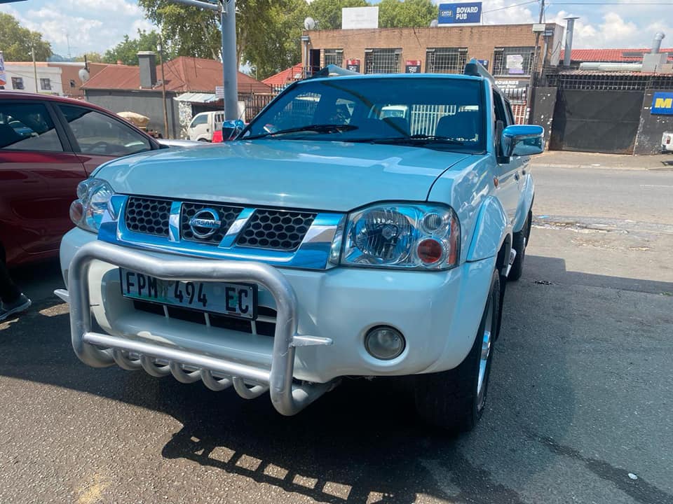 2011 NISSAN NP300 2.4 HARDBODY HIGHRIDER DOUBLE CAB