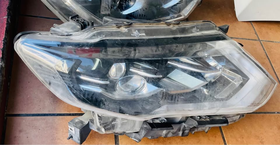 Nissan X-Trail headlight - Private Seller Nissan X-Trail headlight - Private Seller