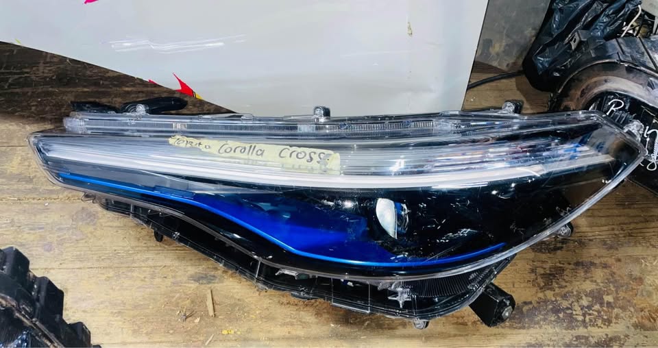 Toyota Corolla Cross BlueMotion headlight - Private Seller Toyota Corolla Cross BlueMotion headlight - Private Seller