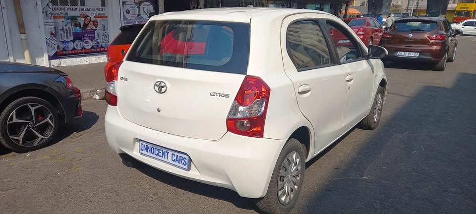 2014 TOYOTA ETIOS 1.5 SPRINTER 5Dr. HATCHBACK, MANUAL  TRANSMISSION, WHITE  COLOUR, 86000KM