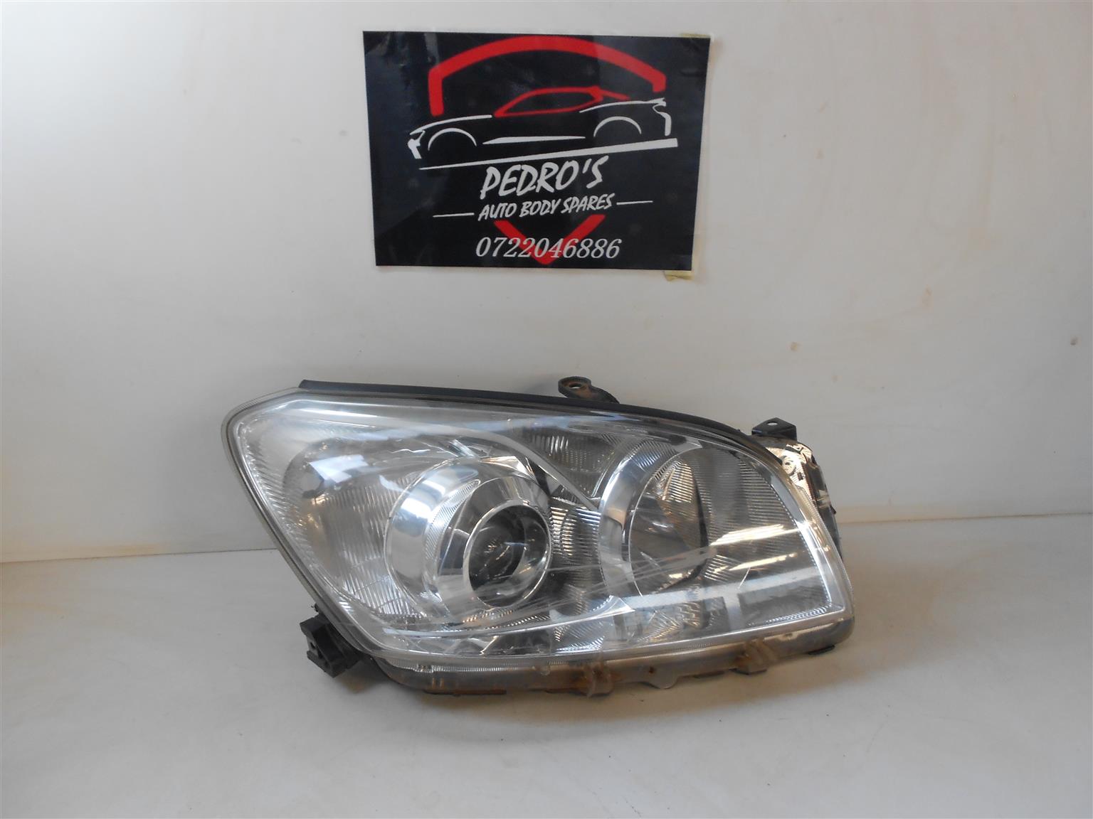 Toyota RAV4 III 2009-2012 Right headlight