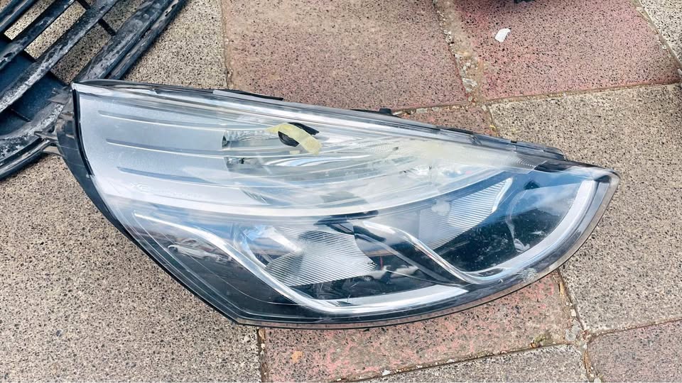 Renault Clio 4 headlight - Private Seller Renault Clio 4 headlight - Private Seller