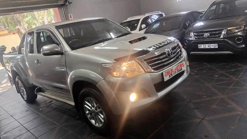 2014 Toyota Hilux 3.0 D4d manual Xtra Cab Legend 45 manual  Gold Color  Spare Key Reverse Camera