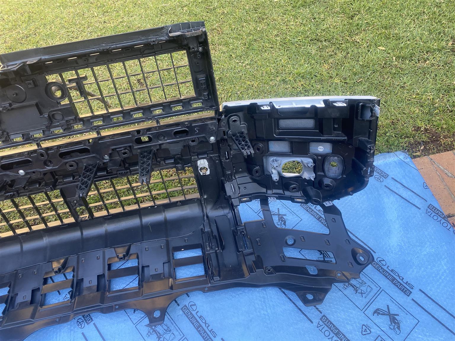 2025 TOYOTA LAND CRUISER PRADO VX-R FRONT BUMPER FOR SALE.IN PRISTINE CONDITION