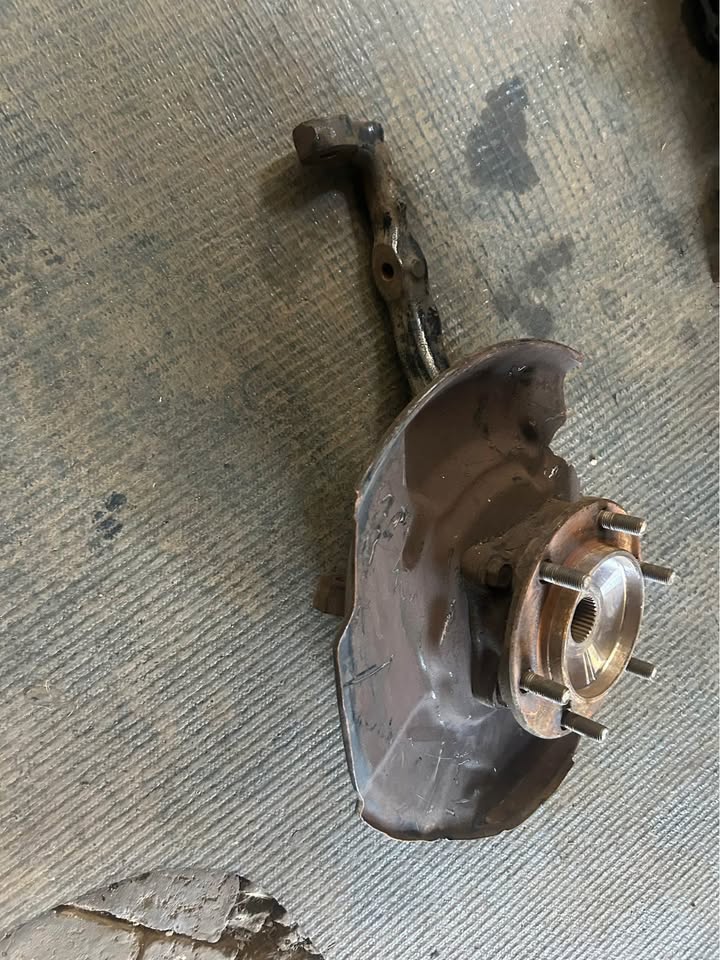 Toyota Prado J120 Series Left Hub & Stub For Sale @Circle 7 Used Parts Call or WhatsApp - Private Seller