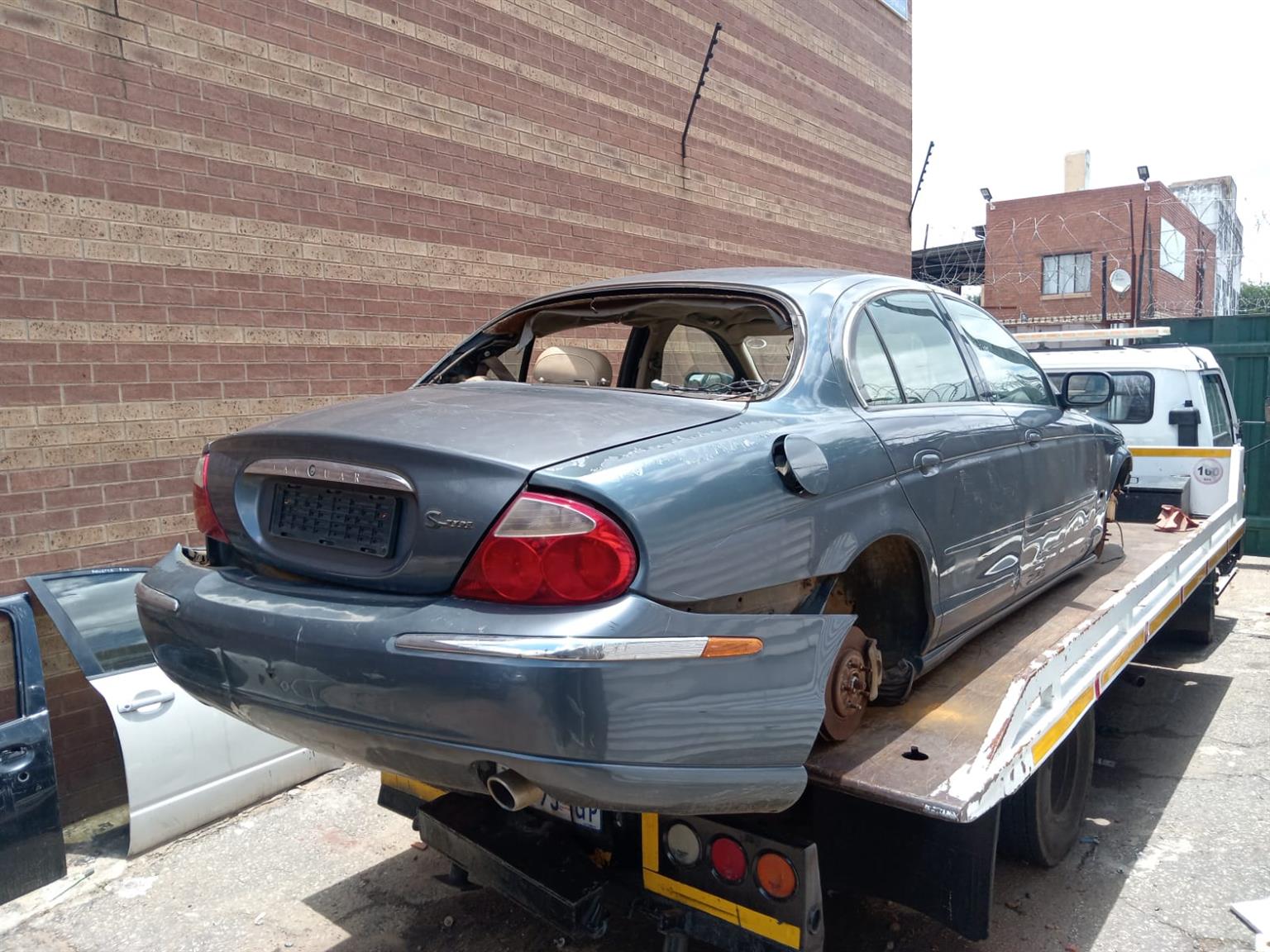JAGUAR S TYPE STRIPPING FOR SPARES | Junk Mail