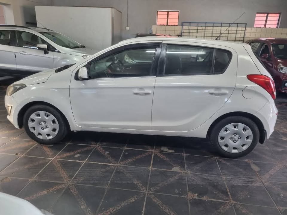 2013 Hyundai i20 1.4Manual 90000km Mechanically Perfect with Clothes Seat interior