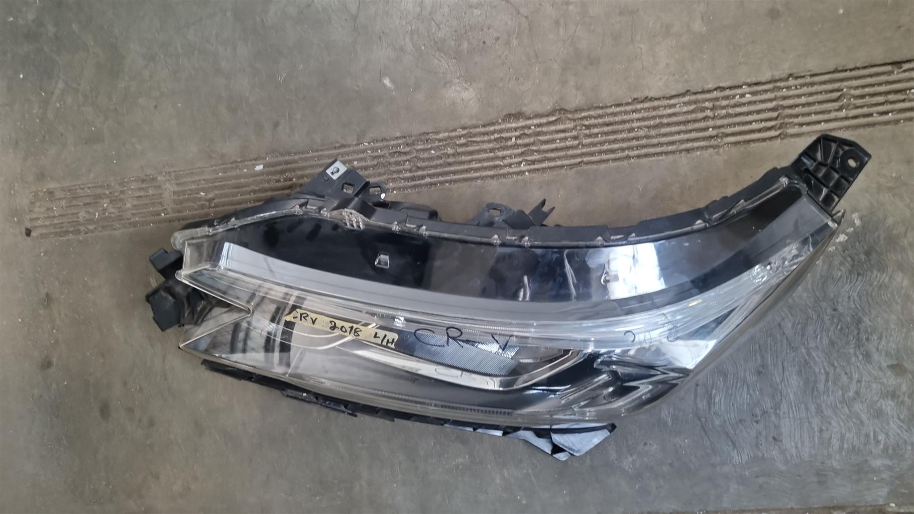 HONDA CR-V 2018 LEFT HAND HEADLIGHT - Private Seller HONDA CR-V 2018 LEFT HAND HEADLIGHT - Private Seller