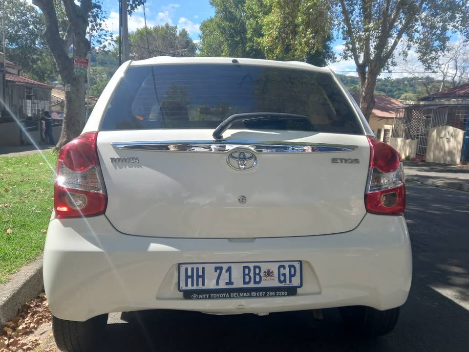 2014 Toyota, Etios 1.5 Hatchback Manual, White